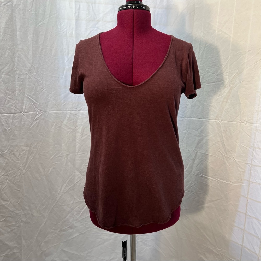 Abercrombie & Fitch Red V Neck Tee-Shirt Sized L